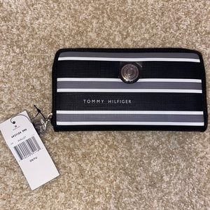 NWT Tommy Hilfiger Grey White & Black Striped Logo Silver Hardware Zip Wallet